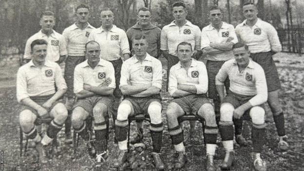 Hamburg's team pose for a photo with Otto Harder and Asbjorn Halvorsen both present