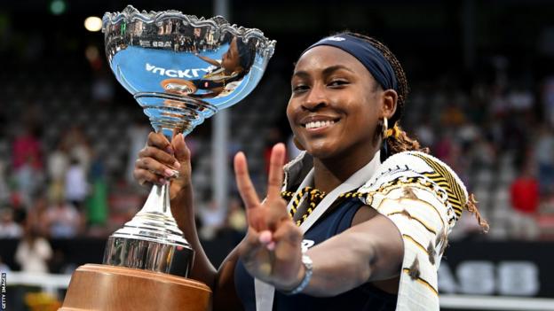 Coco Gauff lifts the Auckland Classic trophy